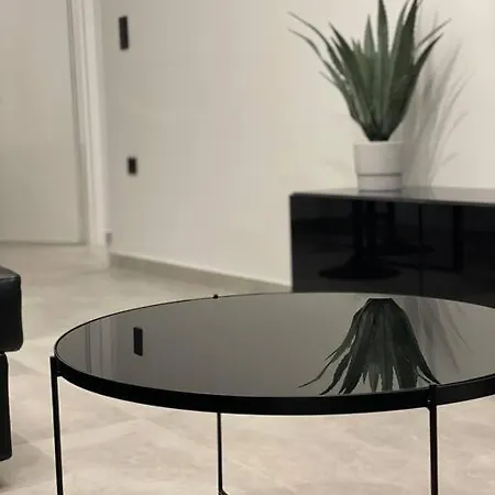 Elite With Private Parking דירה