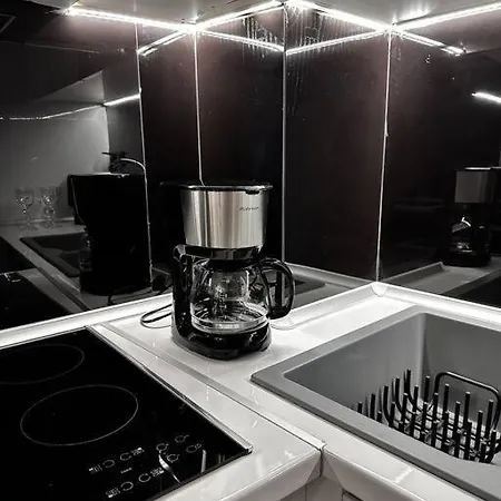 Elite With Private Parking דירה